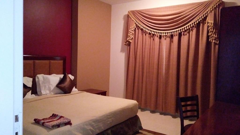 Royal Crown Suites Шарджа Экстерьер фото