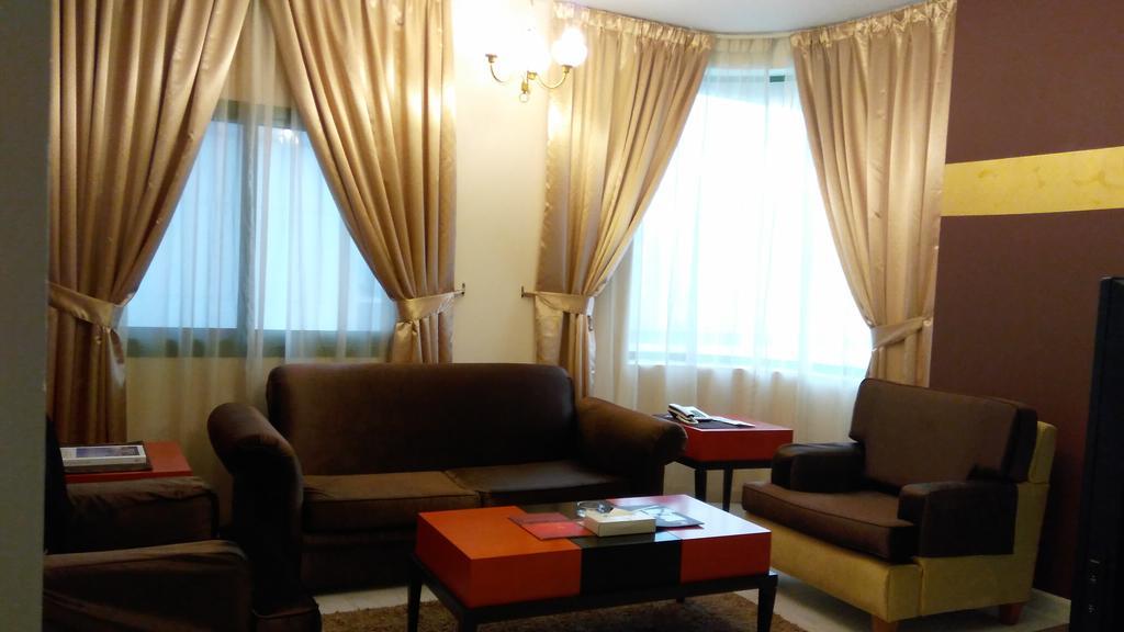 Royal Crown Suites Шарджа Экстерьер фото