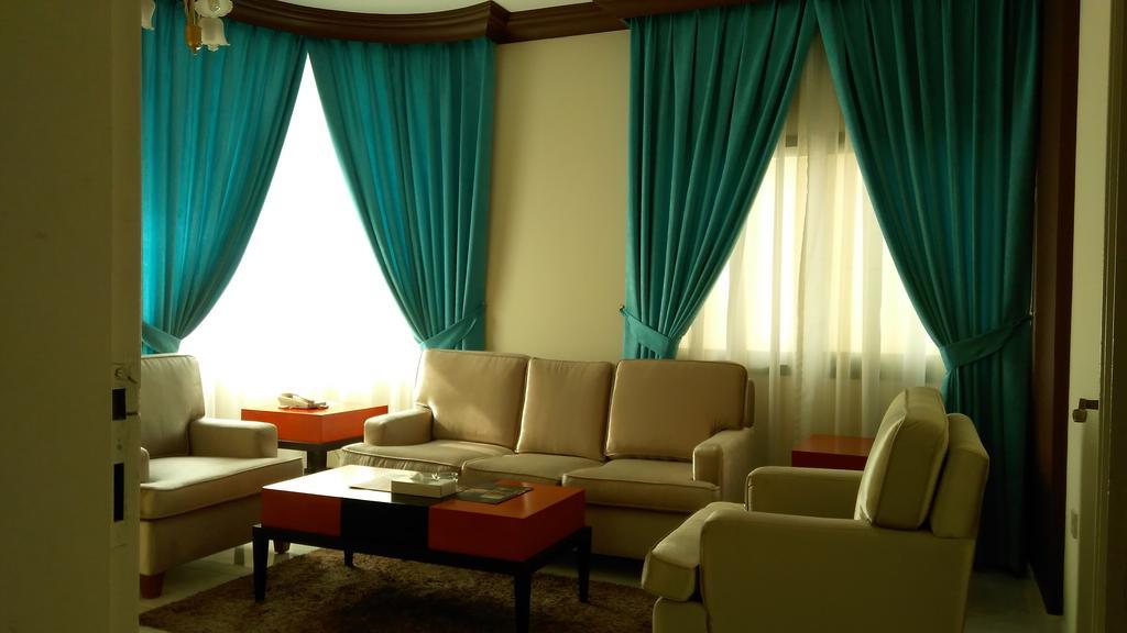Royal Crown Suites Шарджа Экстерьер фото