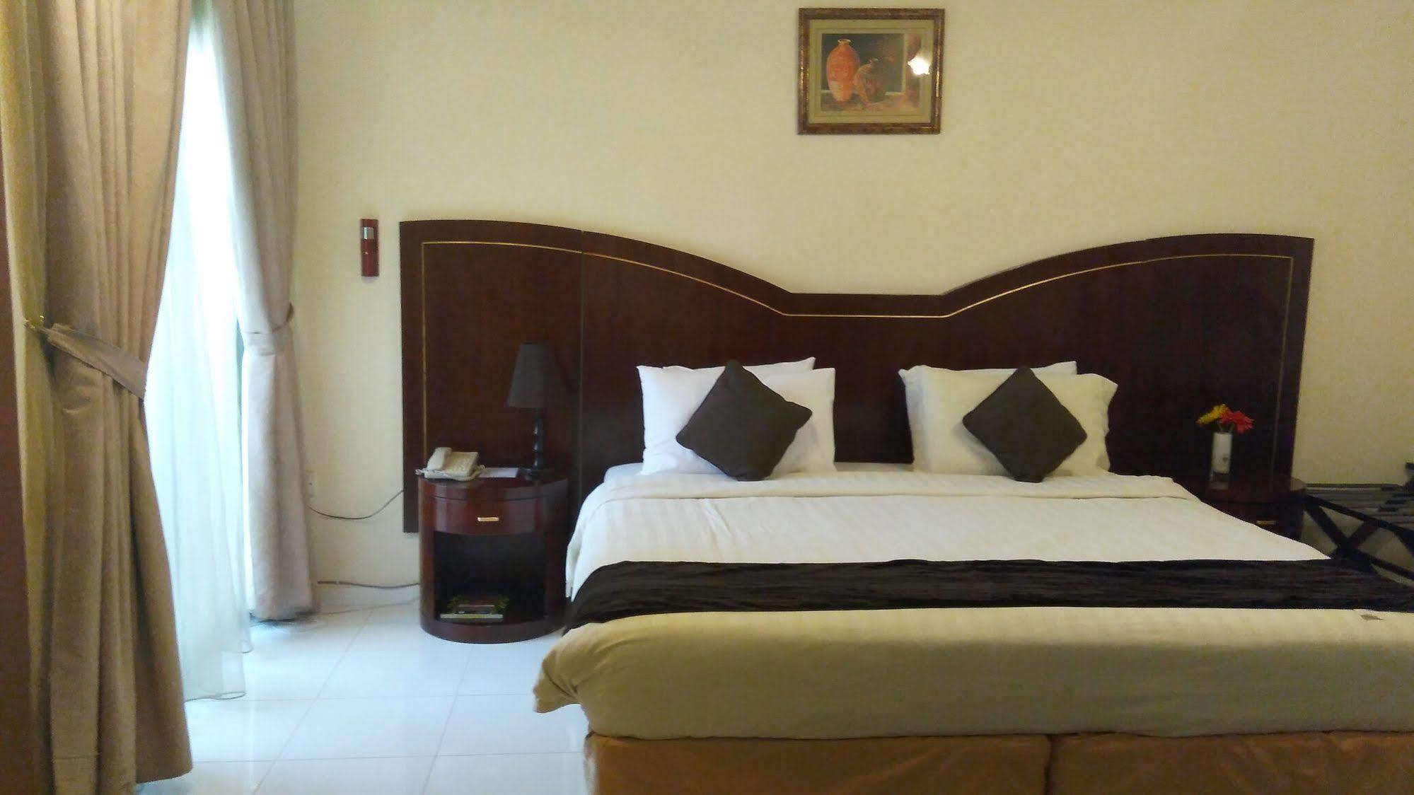 Royal Crown Suites Шарджа Экстерьер фото